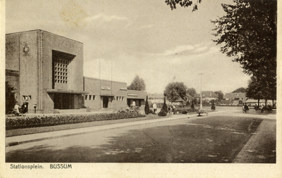 161877 Gezicht op het Stationsplein te Bussum, met links het N.S.-station Naarden-Bussum.